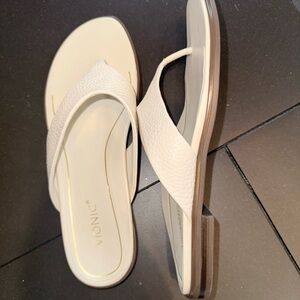 Vionic Textured Thong Sandals - Women’s Size 9 - LIKE NEW